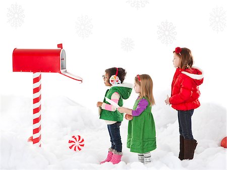 Girls (18-23months, 4-5,6-7) sending letter to Santa Foto de stock - Sin royalties Premium, Código: 640-06963727