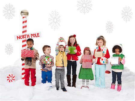simsearch:640-02953389,k - Group of kids (18-23months, 2-3, 4-5, 6-7) standing next to North Pole sign Photographie de stock - Premium Libres de Droits, Code: 640-06963747