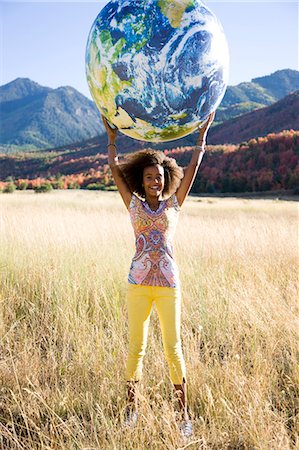 simsearch:640-08089224,k - USA, Utah, South Fork, Portrait of girl (12-13) holding inflatable globe ball in meadow Foto de stock - Royalty Free Premium, Número: 640-08088984
