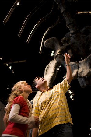 simsearch:614-09027208,k - USA, Utah, Lehi, father looking at dinosaur with children (8-11) in museum Foto de stock - Sin royalties Premium, Código: 640-08089053