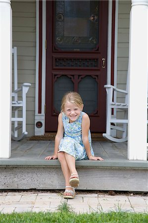 girl sitting on the front porch Stock Photo - Premium Royalty-Free, Code: 640-08089109