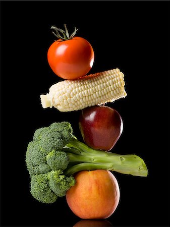 simsearch:640-02657375,k - stack of fruits and vegetables Photographie de stock - Premium Libres de Droits, Code: 640-08089122