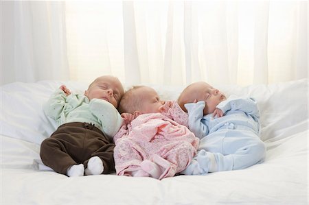 sibling newborn - newborn triplets asleep Stock Photo - Premium Royalty-Free, Code: 640-08089147