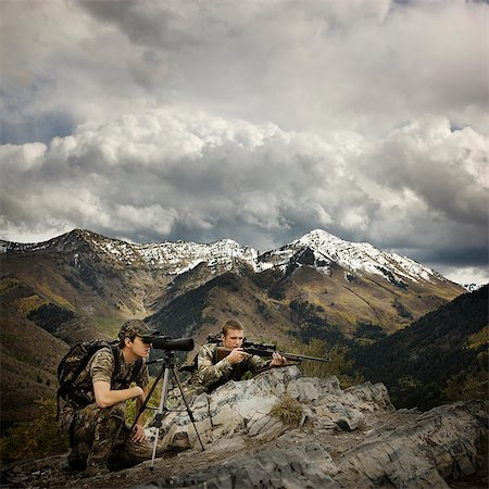 hunter using binoculars to spot prey Photographie de stock - Premium Libres de Droits, Code: 640-08089178