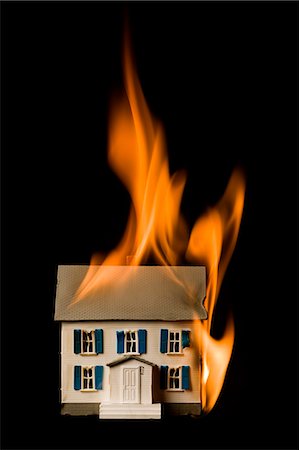 simsearch:640-08089188,k - house on fire Photographie de stock - Premium Libres de Droits, Code: 640-08089188