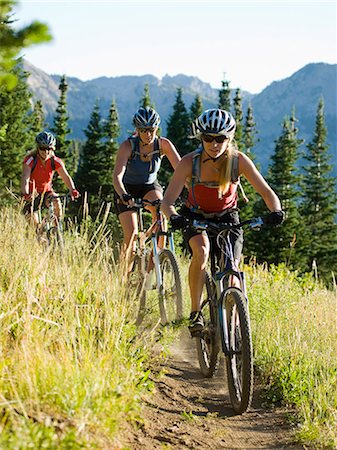 simsearch:640-08089734,k - mountain bikers riding along a trail Foto de stock - Royalty Free Premium, Número: 640-08089190