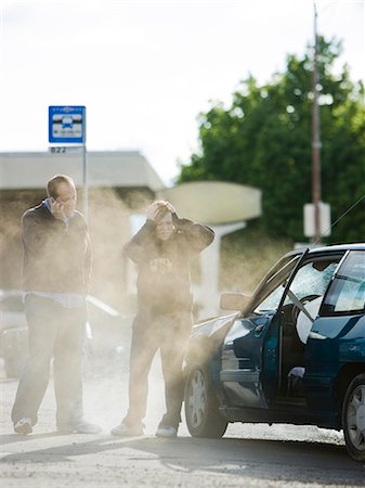 people looking at a car after an accident Photographie de stock - Premium Libres de Droits, Code: 640-08089367