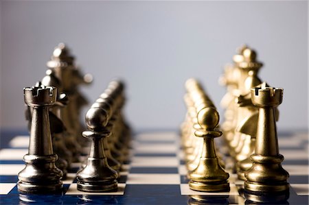 strategic chess - chess pieces on a chess board Foto de stock - Sin royalties Premium, Código: 640-08089418