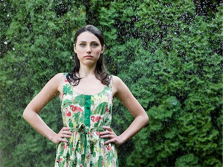 woman in a dress standing in the sprinklers Foto de stock - Sin royalties Premium, Código: 640-08089444