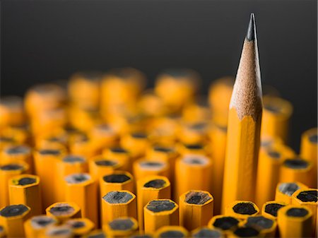 se distinguer - sharpened pencil among pencils Photographie de stock - Premium Libres de Droits, Code: 640-08089449