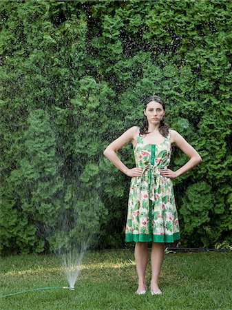 woman in a dress standing in the sprinklers Foto de stock - Sin royalties Premium, Código: 640-08089442