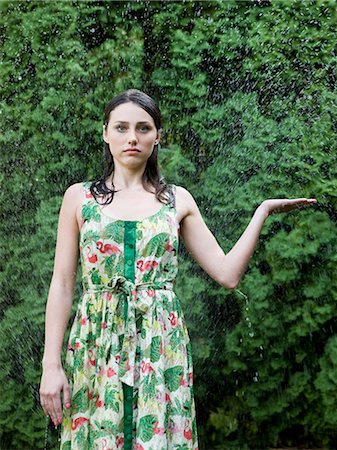 woman in a dress standing in the sprinklers Foto de stock - Sin royalties Premium, Código: 640-08089614