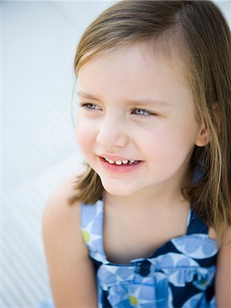 simsearch:640-08089709,k - little girl in a blue dress Photographie de stock - Premium Libres de Droits, Code: 640-08089616