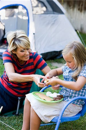 simsearch:640-08089629,k - mother and daughter making smores Stock Photo - Premium Royalty-Free, Code: 640-08089637