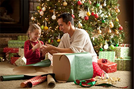 simsearch:640-08089392,k - father and daughter wrapping a christmas gift together Photographie de stock - Premium Libres de Droits, Code: 640-08089711