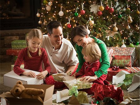 people decorate christmas tree - family opening christmas presents Stock Photo - Premium Royalty-Free, Code: 640-08089731