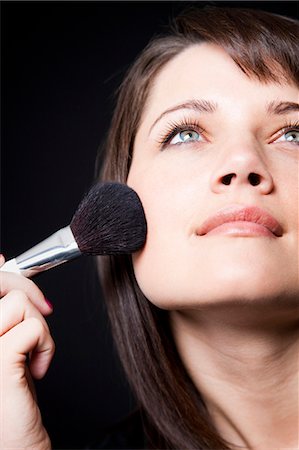 simsearch:614-06442730,k - Young woman powdering face Stock Photo - Premium Royalty-Free, Code: 640-08089759