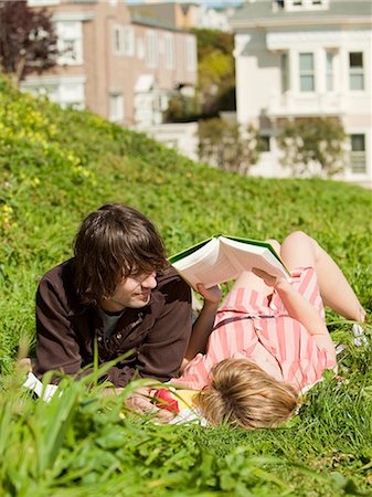 simsearch:640-08089715,k - USA,California,San Francisco,Young couple lying on grass reading book Photographie de stock - Premium Libres de Droits, Code: 640-08089775