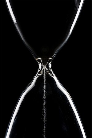 simsearch:670-03734316,k - Studio shot of hourglass on black background Photographie de stock - Premium Libres de Droits, Code: 640-08089778