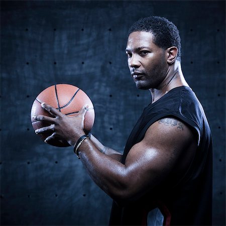 simsearch:640-08089224,k - Portrait of male basketball player holding ball Foto de stock - Royalty Free Premium, Número: 640-08089808