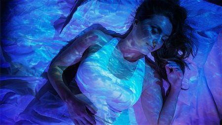 projecting (cast image onto surface) - Ocean projection on sleeping woman laying in bed Foto de stock - Sin royalties Premium, Código: 640-09013289