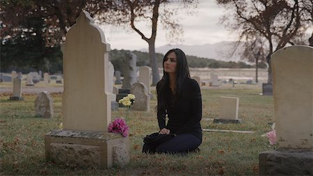 sepultura - Sad pensive woman sitting at grave in lonely cemetery Foto de stock - Sin royalties Premium, Código: 640-09013422