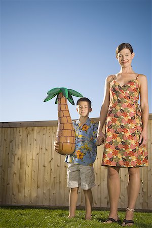 person in hawaiian shirt - Portrait d'une mère tenant la main de son fils Photographie de stock - Premium Libres de Droits, Code: 640-01348543