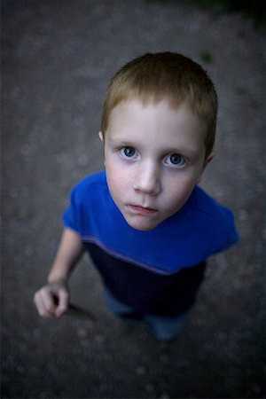 diez - High angle view of a boy standing Foto de stock - Sin royalties Premium, Código: 640-01348699