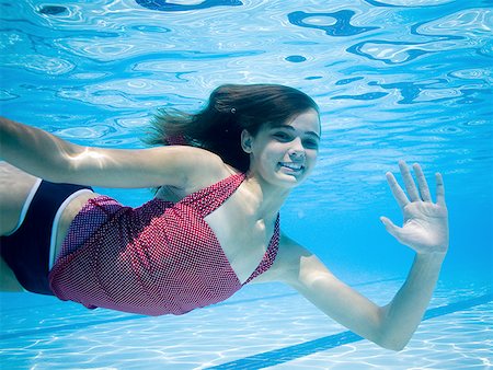 simsearch:640-02769541,k - Fille de nager sous l'eau dans la piscine Photographie de stock - Premium Libres de Droits, Code: 640-01348755