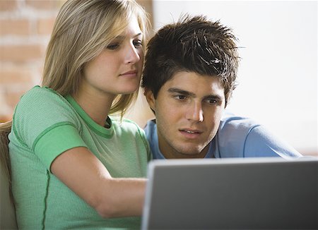 simsearch:640-01357796,k - Close-up of a young couple looking at a laptop Foto de stock - Sin royalties Premium, Código: 640-01348834