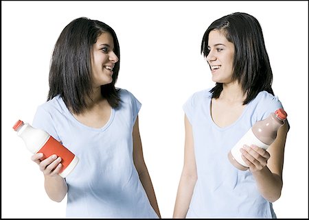 Close-up of two teenage girls holding bottles Foto de stock - Royalty Free Premium, Número: 640-01348830