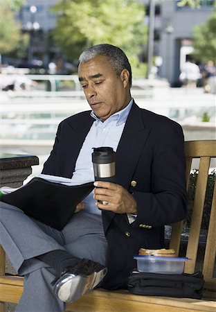 simsearch:640-02768050,k - Businessman sitting on a bench with a flask Foto de stock - Royalty Free Premium, Número: 640-01348862