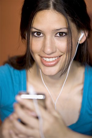 download - Portrait of a young woman wearing headphones and listening to music Fotografie stock - Premium Royalty-Free, Codice: 640-01349028