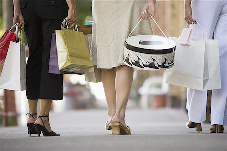 Niedrige Schnittansicht von drei Frauen zu Fuß auf einem Bürgersteig Stockbilder - Premium RF Lizenzfrei, Bildnummer: 640-01349174