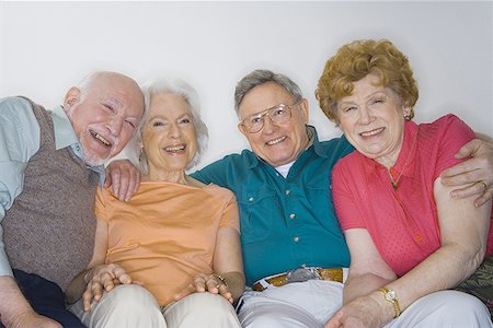 simsearch:649-08560718,k - Portrait de deux couples âgés assis ensemble souriant Photographie de stock - Premium Libres de Droits, Code: 640-01349285