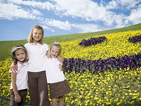 smiley - Affichent les trois sœurs, posant devant le visage heureux floral Photographie de stock - Premium Libres de Droits, Code: 640-01349294