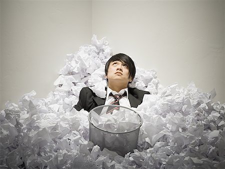 simsearch:640-01362711,k - Businessman buried in mountain of crumpled papers Foto de stock - Royalty Free Premium, Número: 640-01349316