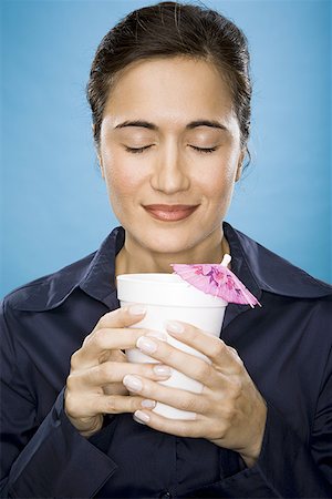 Nahaufnahme einer jungen Frau mit ihren Augen geschlossen halten einer Tasse, dekoriert mit einem Getränk-Dach Stockbilder - Premium RF Lizenzfrei, Bildnummer: 640-01349390
