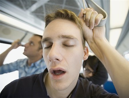 Gros plan d'un jeune homme endormi sur un train de banlieue Photographie de stock - Premium Libres de Droits, Code: 640-01349422