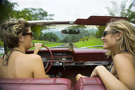 purificador de aire - High angle view of two young women in a car Foto de stock - Sin royalties Premium, Código: 640-01349495