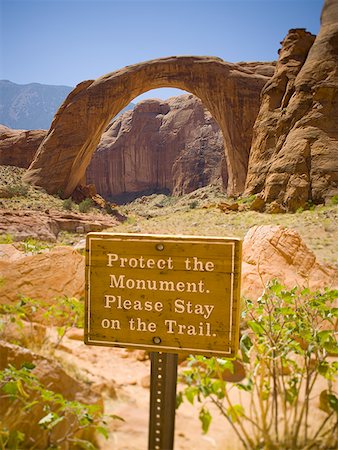 Information board in front of a natural arch Stock Photo - Premium Royalty-Free, Code: 640-01349512