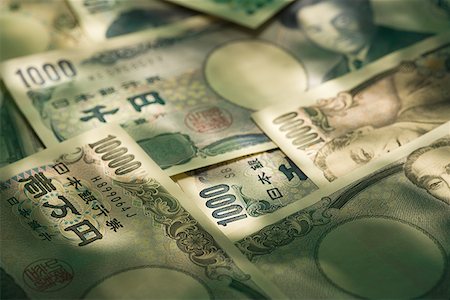 simsearch:630-01126739,k - Vue d'angle élevé des billets de banque pour l'yen japonais Photographie de stock - Premium Libres de Droits, Code: 640-01349660