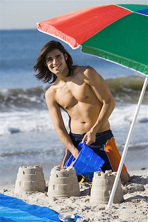 simsearch:640-01348453,k - Portrait d'un jeune homme, faire des châteaux de sable sur la plage Photographie de stock - Premium Libres de Droits, Code: 640-01349695