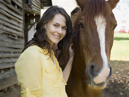 Portrait of a woman and a horse standing in front of a barn Foto de stock - Sin royalties Premium, Código: 640-01349696