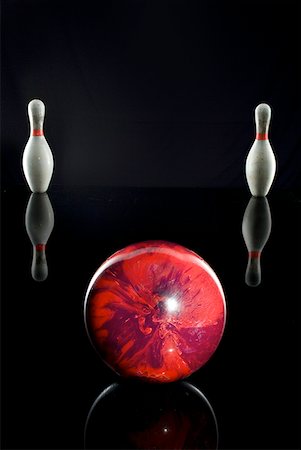 pino de boliche - Two bowling pins and bowling ball Foto de stock - Royalty Free Premium, Número: 640-01349765