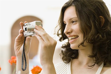 simsearch:640-01362028,k - Close-up of a teenage girl holding a digital camera Fotografie stock - Premium Royalty-Free, Codice: 640-01349795