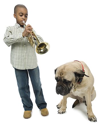 simsearch:640-01361358,k - Garçon soufflant une trompette près d'un chien Photographie de stock - Premium Libres de Droits, Code: 640-01349834