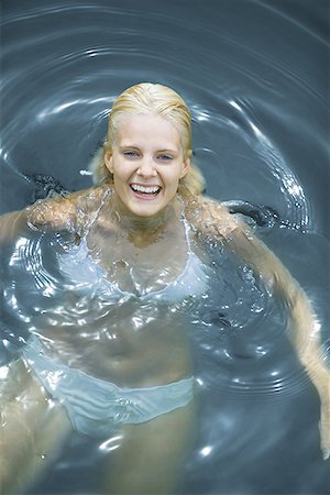 simsearch:640-01361225,k - Erhöhte Ansicht einer jungen Frau, Schwimmen Stockbilder - Premium RF Lizenzfrei, Bildnummer: 640-01349864