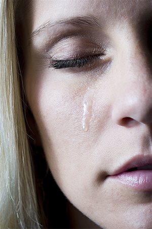 Close-up of a woman crying Fotografie stock - Premium Royalty-Free, Codice: 640-01354207