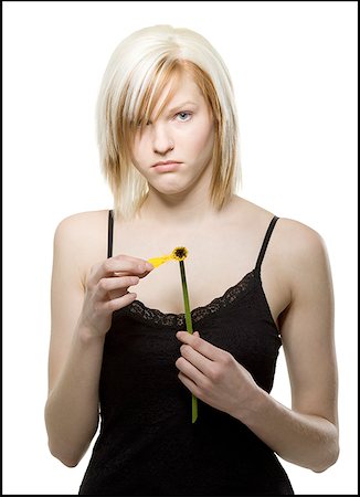 simsearch:640-01356772,k - Portrait d'une jeune femme plumant un pétale de fleur Photographie de stock - Premium Libres de Droits, Code: 640-01354265